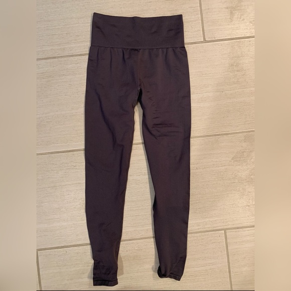 Fabletics Pants - Grey Fabletics leggings